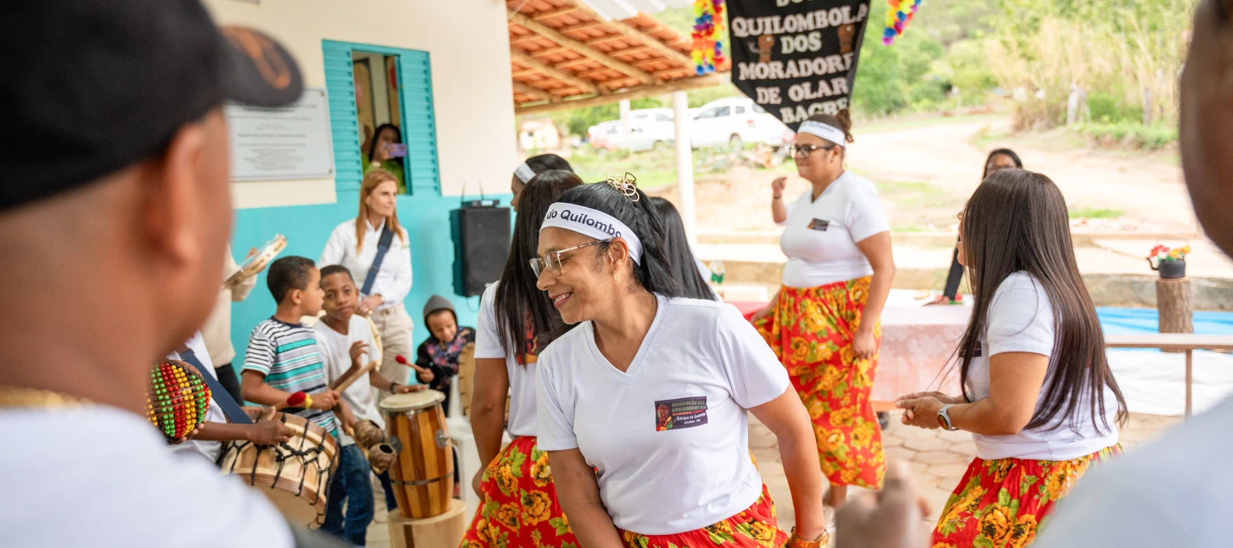 Grupo de pessoas dançando em uma celebração cultural