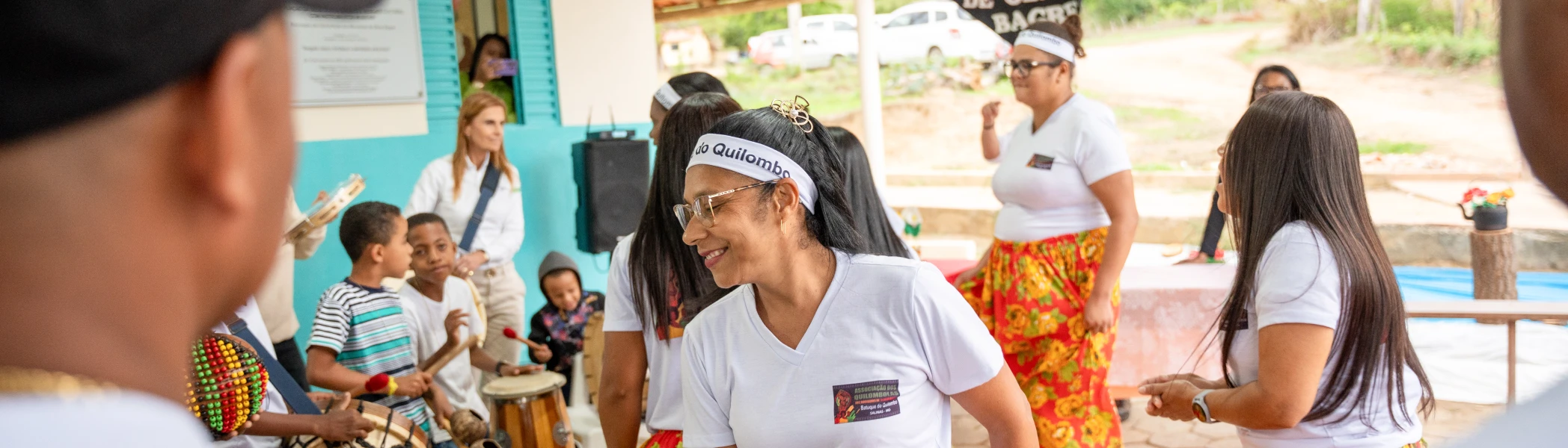Grupo de pessoas dançando em uma celebração cultural