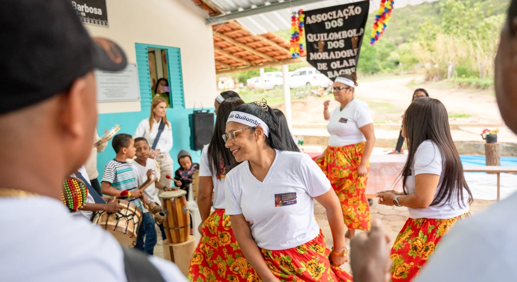 Grupo de pessoas dançando em uma celebração cultural