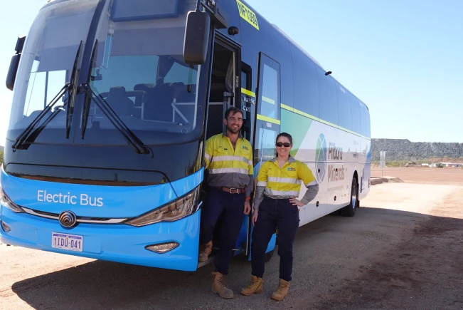 ônibus-movido-a-bateria-de-lítio-impulsiona-a-transição-energética-na-Pilbara-Minerals.jpg
